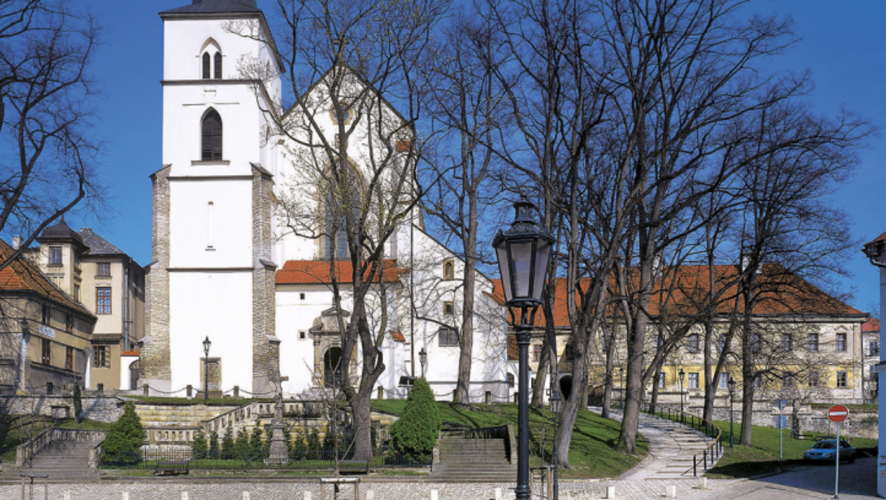 Účinkující a&nbsp;program v&nbsp;jednání